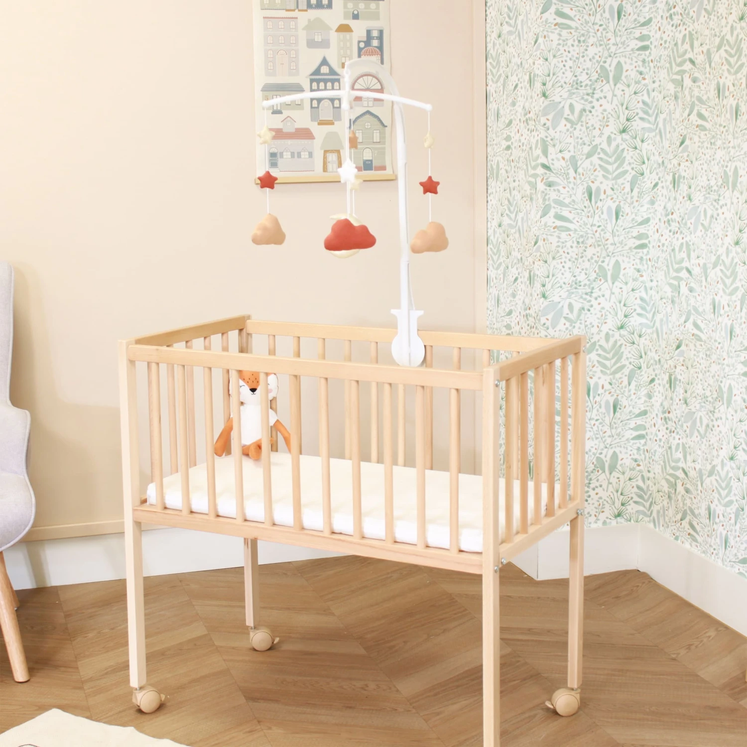 Berceau Bois Massif Verni Avec Roues Et Matelas 80x40 2 Berceau Bois Massif Verni Avec Roues Et Matelas 80x40 – Image 2