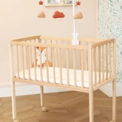 Berceau Bois Massif Verni Avec Roues Et Matelas 80x40 11 Berceau Bois Massif Verni Avec Roues Et Matelas 80x40 -Lematelas Soldes Boutique berceau ambiance 2