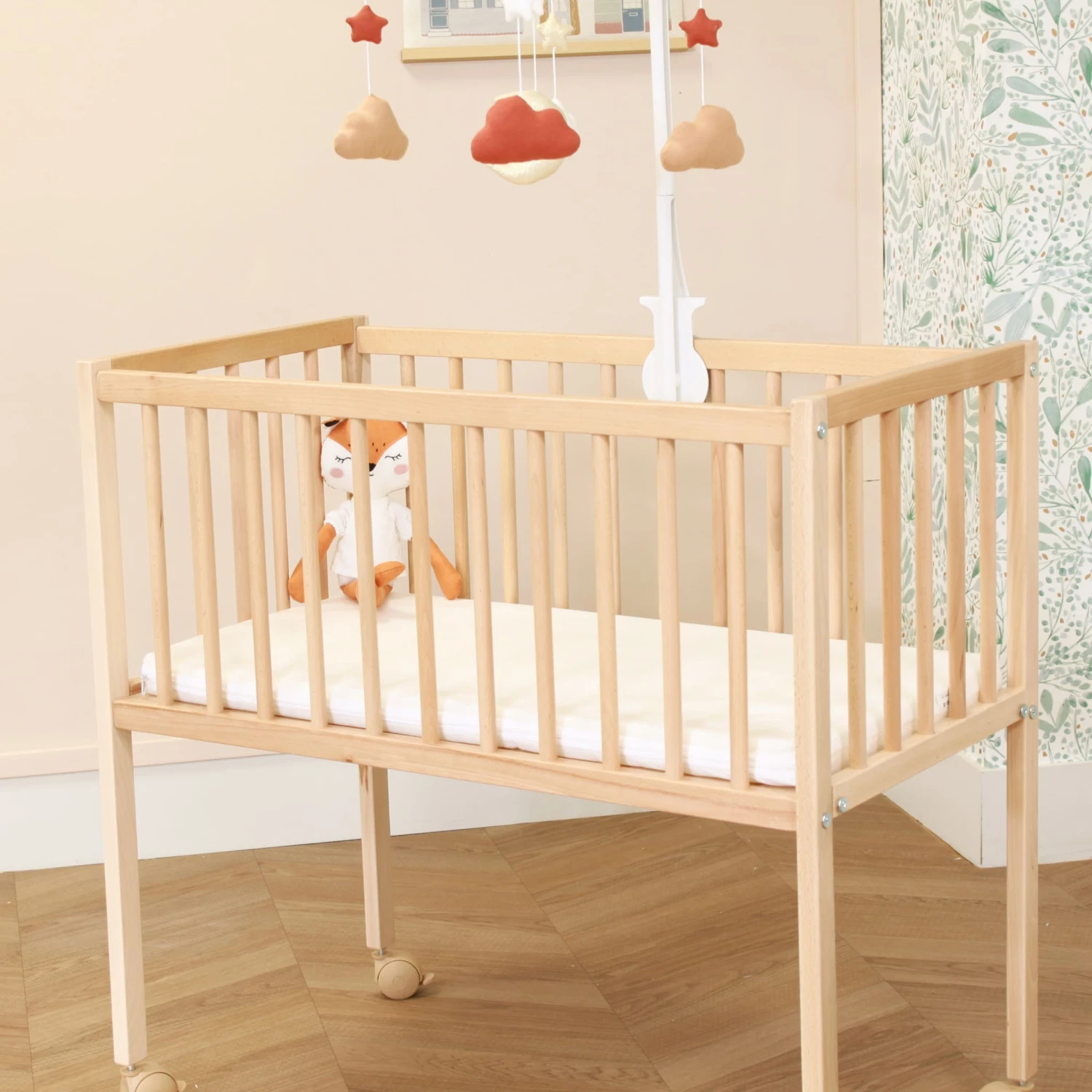 Berceau Bois Massif Verni Avec Roues Et Matelas 80x40 4 Berceau Bois Massif Verni Avec Roues Et Matelas 80x40 – Image 4