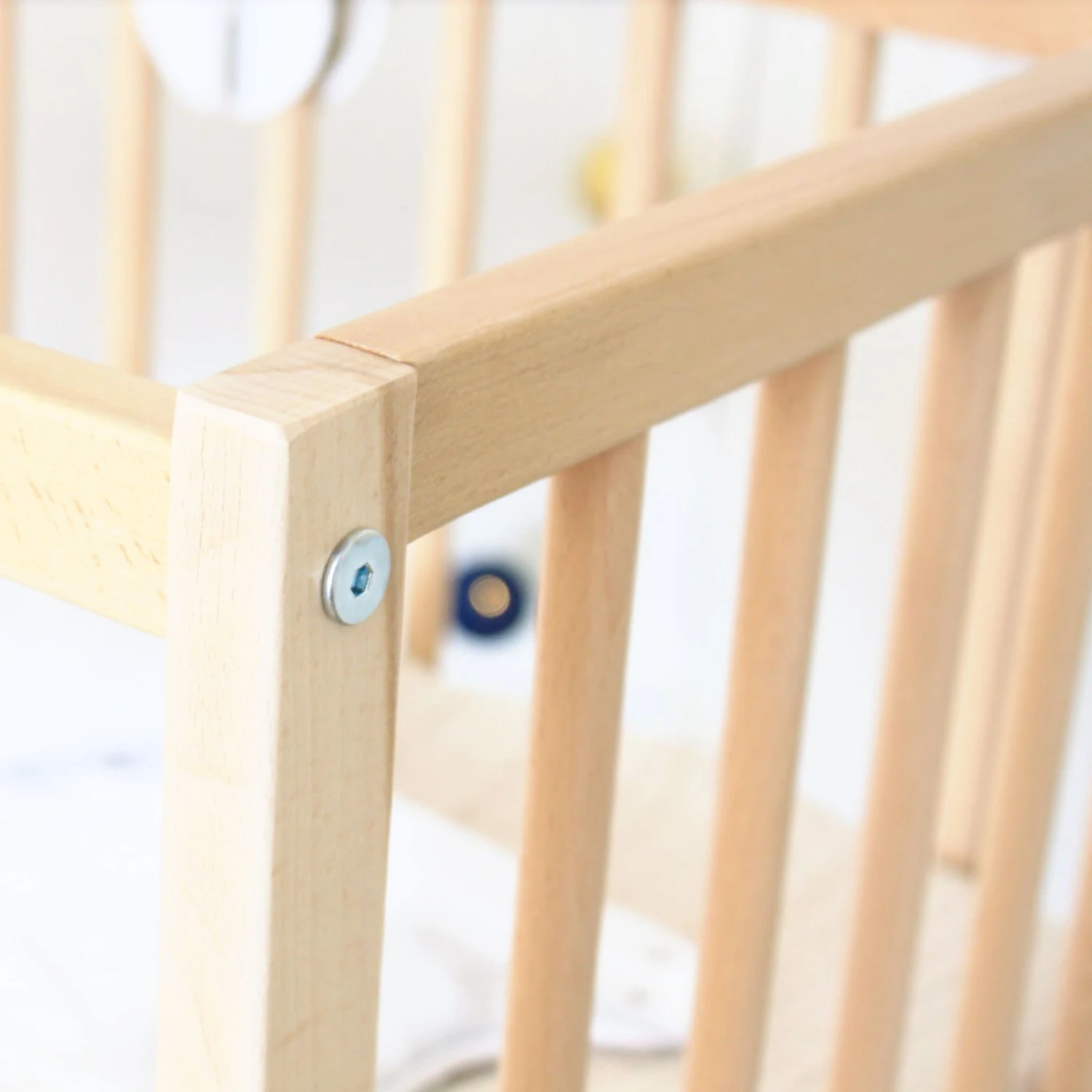 Berceau Bois Massif Verni Avec Roues Et Matelas 80x40 7 Berceau Bois Massif Verni Avec Roues Et Matelas 80x40 – Image 7