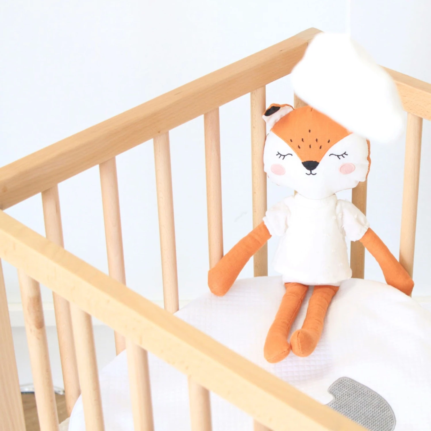 Berceau Bois Massif Verni Avec Roues Et Matelas 80x40 8 Berceau Bois Massif Verni Avec Roues Et Matelas 80x40 – Image 8