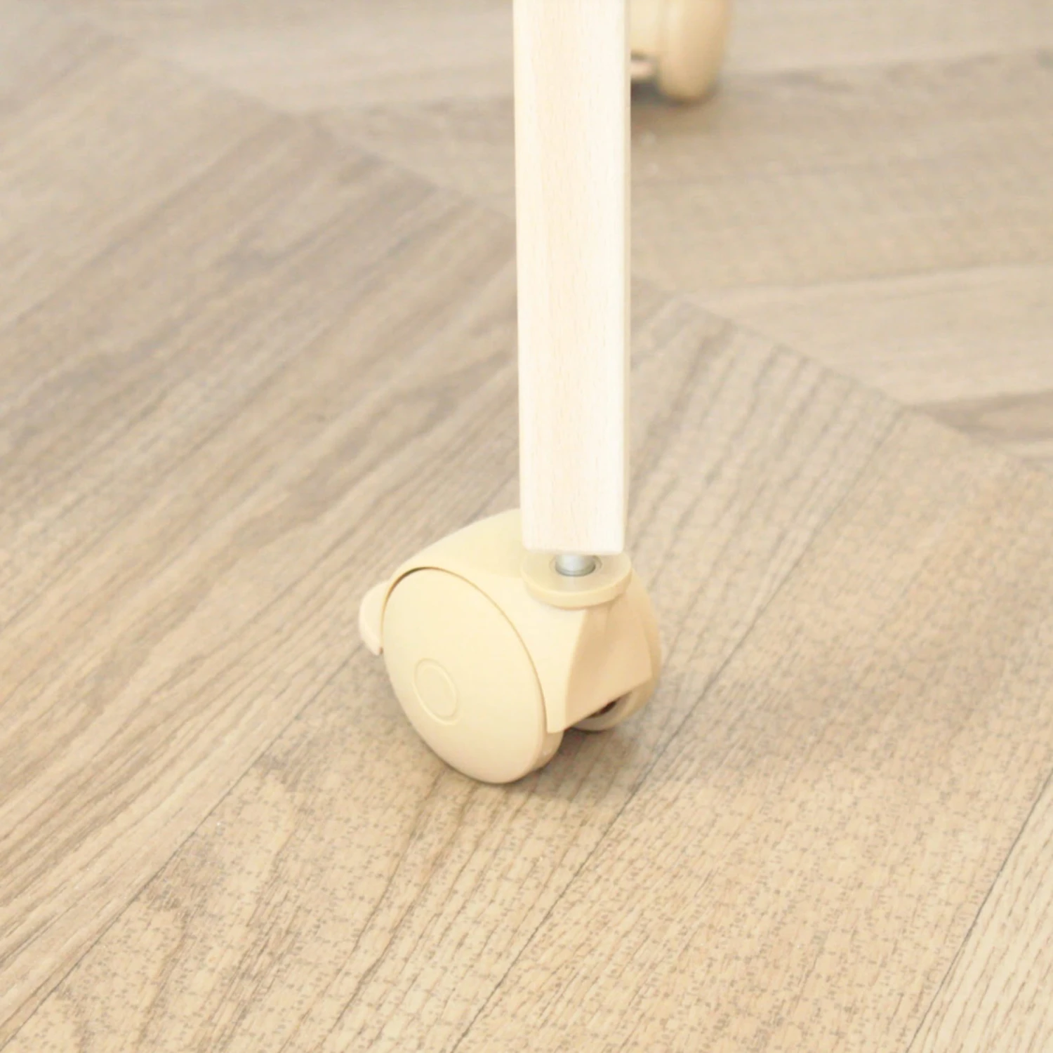 Berceau Bois Massif Verni Avec Roues Et Matelas 80x40 6 Berceau Bois Massif Verni Avec Roues Et Matelas 80x40 – Image 6