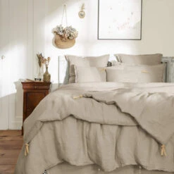 Couvre-lit à Nouettes Lin Lavé -Lematelas Soldes Boutique bout de lit lin beige ambiance