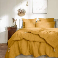 Couvre-lit à Nouettes Lin Lavé -Lematelas Soldes Boutique bout de lit lin jaune ambiance