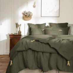 Couvre-lit à Nouettes Lin Lavé -Lematelas Soldes Boutique bout de lit lin kaki ambiance