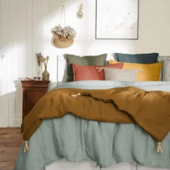 Couvre-lit à Nouettes Lin Lavé -Lematelas Soldes Boutique bout de lit lin marron ambiance
