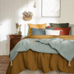 Couvre-lit à Nouettes Lin Lavé -Lematelas Soldes Boutique bout de lit lin vert ambiance
