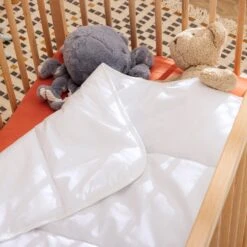 Couette Bébé Anti-acariens 300g Someo 80x120 -Lematelas Soldes Boutique couette bebe someo zoom ambiance