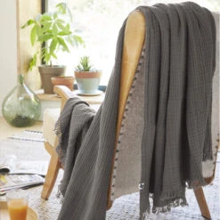 Plaid Gaze De Coton à Franges Gris Anthracite -Lematelas Soldes Boutique gaia anthracite amb 2 plaid