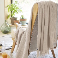 Plaid Gaze De Coton à Franges Beige 8 Plaid Gaze De Coton à Franges Beige -Lematelas Soldes Boutique gaia beige amb 2 plaid