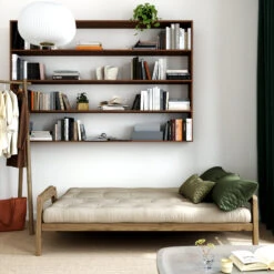 Banquette Ajustable GRAB En Pin Massif Foncé Avec Matelas Futon 130x190 -Lematelas Soldes Boutique grab fonc allong ambiance