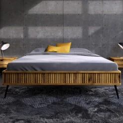 Lit En Chêne Massif Clair Avec Pieds Inclinés En Métal - LT36002 -Lematelas Soldes Boutique lit kula face ambiance 2