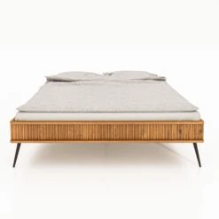 Lit En Chêne Massif Clair Avec Pieds Inclinés En Métal - LT36002 -Lematelas Soldes Boutique lit kula face fond blanc 2