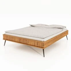 Lit En Chêne Massif Clair Avec Pieds Inclinés En Métal - LT36002 -Lematelas Soldes Boutique lit kula profil droit fond blanc 2