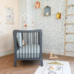 Lit Bébé En Bois Massif Anthracite Avec Sommier Réglable En Hauteur 60x120 -Lematelas Soldes Boutique lit sasza gris ambiance 1