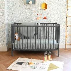 Lit Bébé En Bois Massif Anthracite Avec Sommier Réglable En Hauteur 60x120 -Lematelas Soldes Boutique lit sasza gris ambiance 3