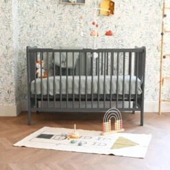 Lit Bébé En Bois Massif Anthracite Avec Sommier Réglable En Hauteur 60x120 -Lematelas Soldes Boutique lit sasza gris ambiance 4