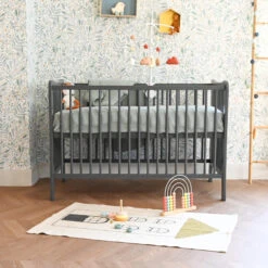 Lit Bébé En Bois Massif Anthracite Avec Sommier Réglable En Hauteur 60x120 -Lematelas Soldes Boutique lit sasza gris ambiance 5