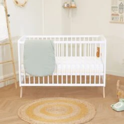 Lit Bébé En Bois Massif Blanc Avec Sommier Réglable En Hauteur 60x120 -Lematelas Soldes Boutique lit theresa face ambiance 1 1