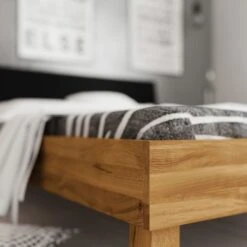 Lit Avec Pieds Carrés En Chêne Massif Clair Et Tête De Lit Noire - LT36005 -Lematelas Soldes Boutique lit vigo zoom structure ambiance 2