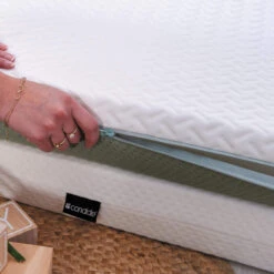 Candide Matelas Bébé Déhoussable ALOE VERA -Lematelas Soldes Boutique matelas candide aloevera zoom zip ambiance