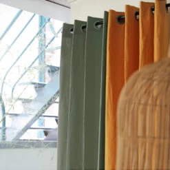 Rideau à œillets En Lin Lavé 140x250 -Lematelas Soldes Boutique rideau lin oeillets kaki ambiance