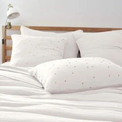 Taie D'oreiller à Pois Brodés Double Gaze De Coton Blanc 6 Taie D'oreiller à Pois Brodés Double Gaze De Coton Blanc -Lematelas Soldes Boutique to chic blanc ambiance