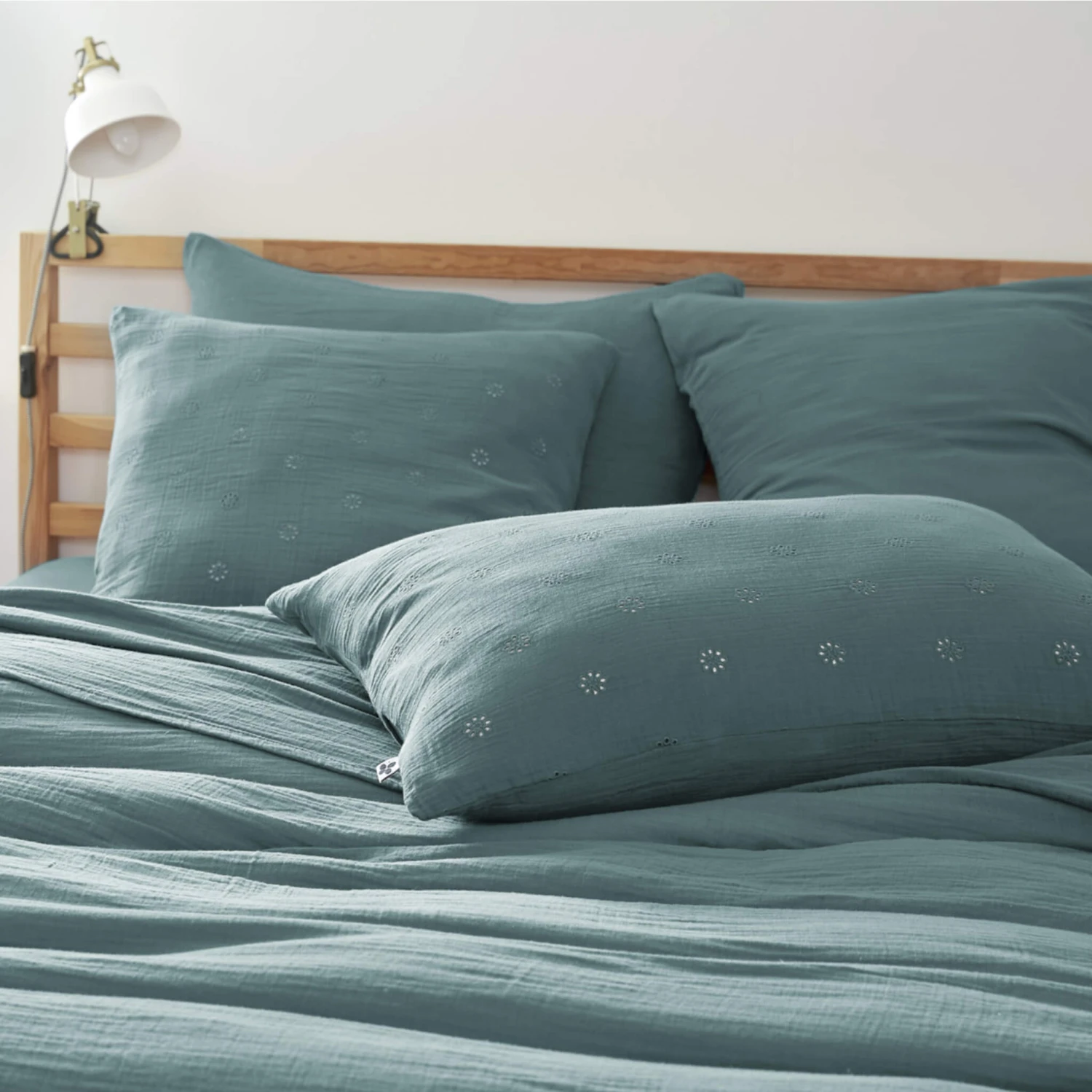 Taie D'oreiller Brodée Double Gaze De Coton Bleu Canard 3 Taie D'oreiller Brodée Double Gaze De Coton Bleu Canard – Image 3